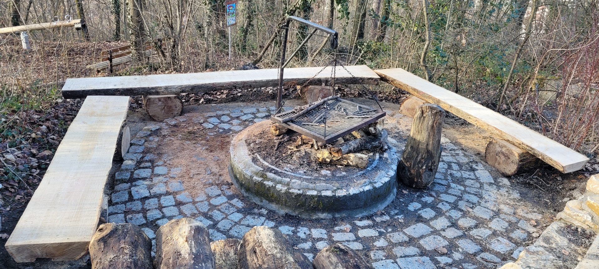 Sitzbaenke am Grillplatz Sitzbaenke am Grillplatz