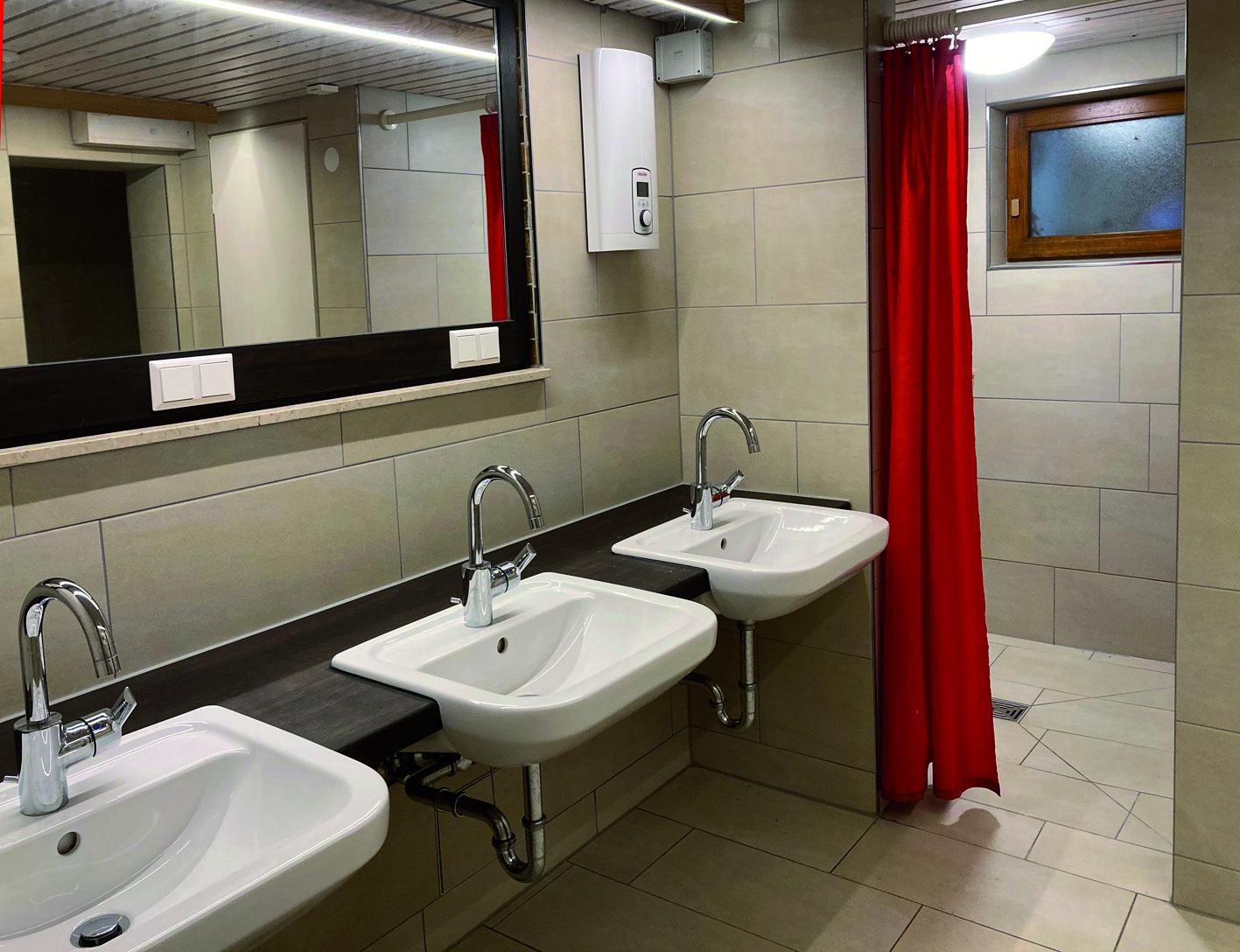 Waschbecken und Dusche Waschbecken und Dusche